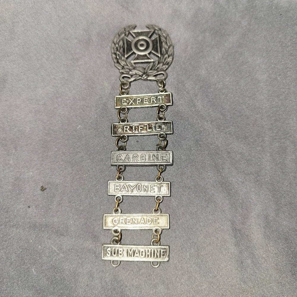 Vtg U.S. Army WW II Expert Marksmanship Rifle Bayonet Badge